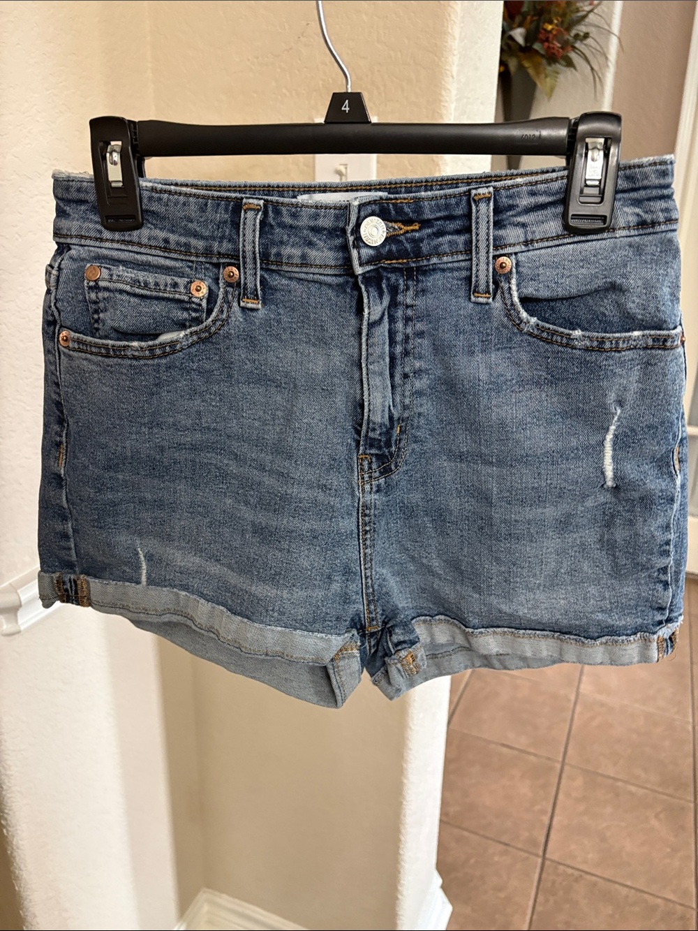 Levi’s Denizen medium wash distressed cuffed denim shorts Size 7/28